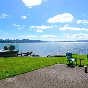 Tranquility Lakefront Holiday home Rotorua